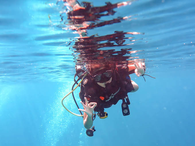 A diver signals okay during a rescue course